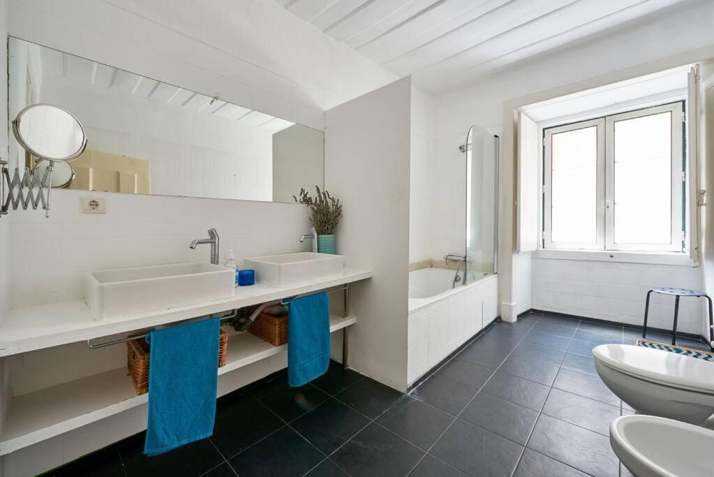 Stunning Apartment Near Chiado Lisboa Exteriör bild